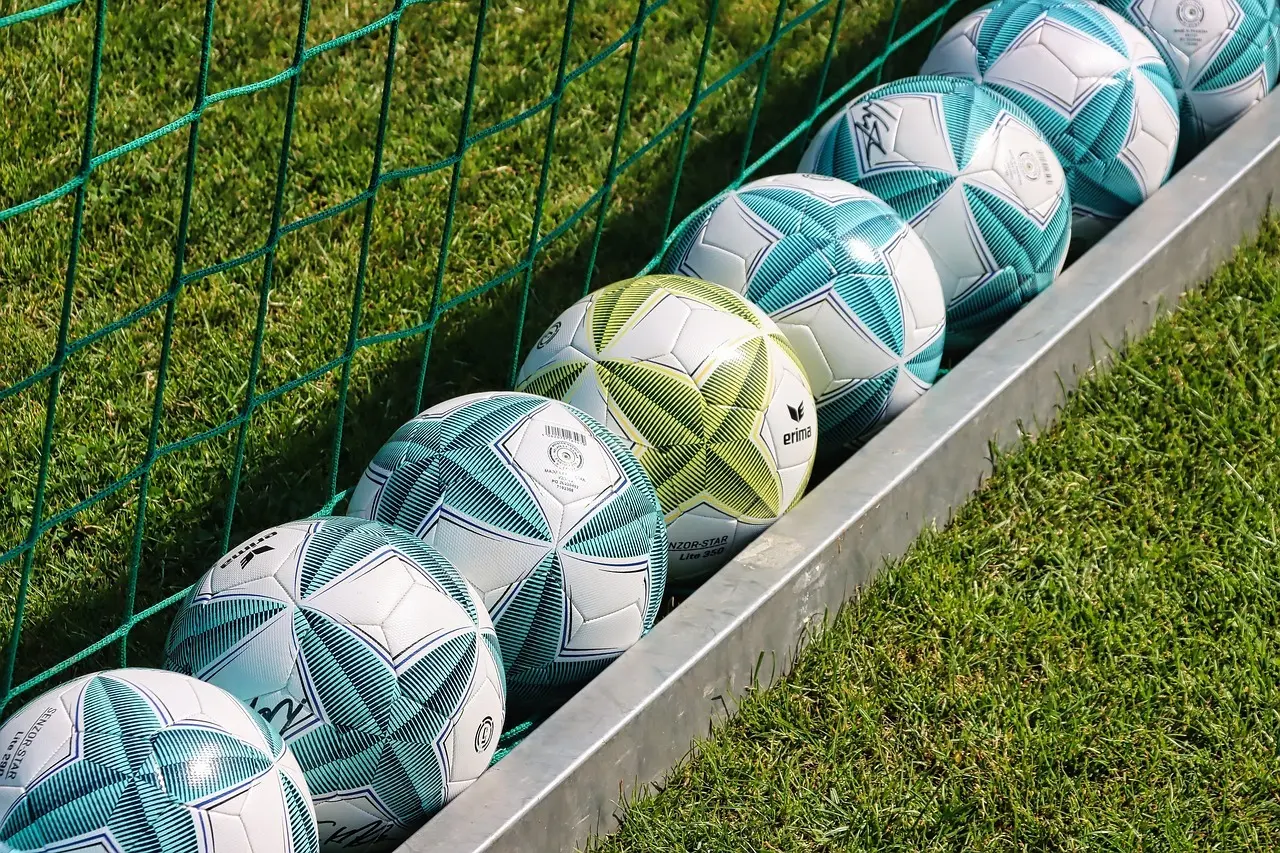 Rødt drama, sene afgørelser og stærke udebanestik – runde 2 i Segunda División 25/26 leverede det hele