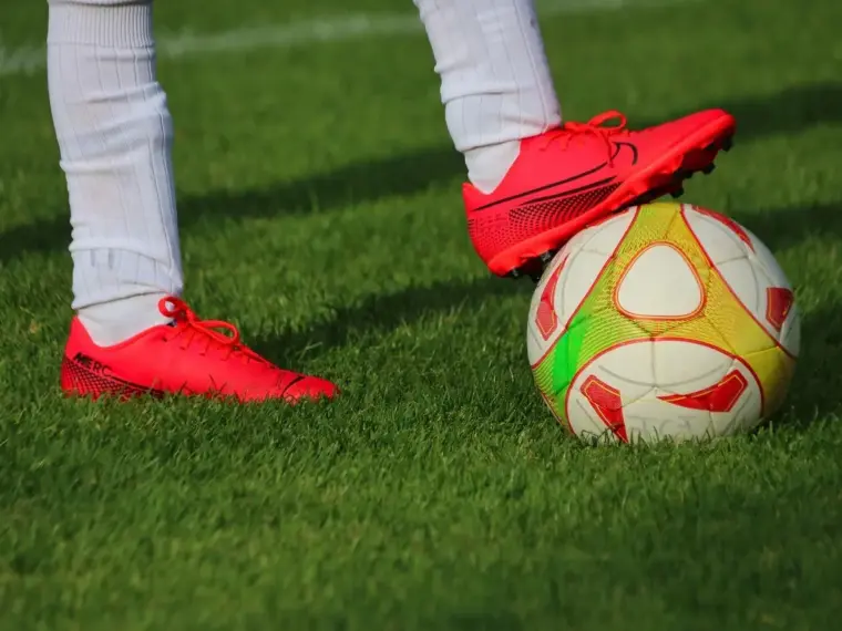 Dramatik i tillægstiden og tre selvmål: En tæt afviklet runde 24 i Primera División RFEF – Group 1