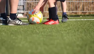 Primera División RFEF – Gruppe 1, runde 19: sene afgørelser og syv røde kort