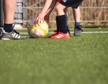 Primera División RFEF – Gruppe 1, runde 19: sene afgørelser og syv røde kort