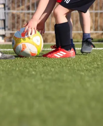 Primera División RFEF – Gruppe 1, runde 19: sene afgørelser og syv røde kort