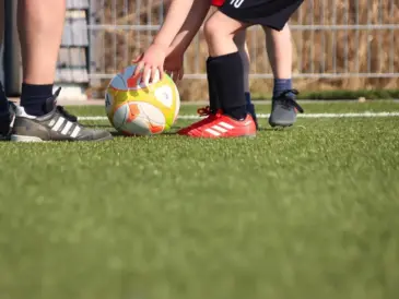 Primera División RFEF – Gruppe 1, runde 19: sene afgørelser og syv røde kort