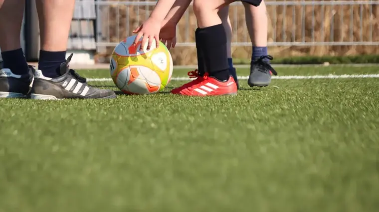 Primera División RFEF – Gruppe 1, runde 19: sene afgørelser og syv røde kort