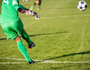 Runde 16 i Primera División RFEF – Gruppe 1: stærke udesejre, sene scoringer og røde kort i en intens spillerunde