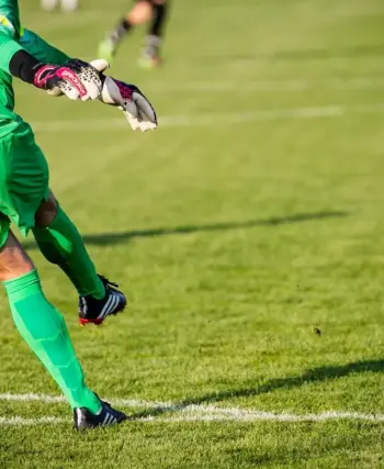 Runde 16 i Primera División RFEF – Gruppe 1: stærke udesejre, sene scoringer og røde kort i en intens spillerunde