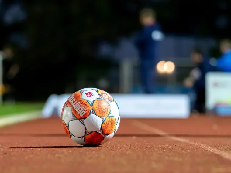 Runde 29 i Primera División RFEF – Gruppe 2: Smalle sejre, rødt drama og klare udladninger