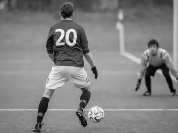 Sene afgørelser, straffespark og røde kort: Runde 25 i Primera RFEF – Gruppe 1 samlet på ét sted