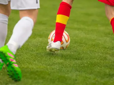 Tætte opgør, store sejre og sene afgørelser: Runde 18 i Primera Federación – Gruppe 1