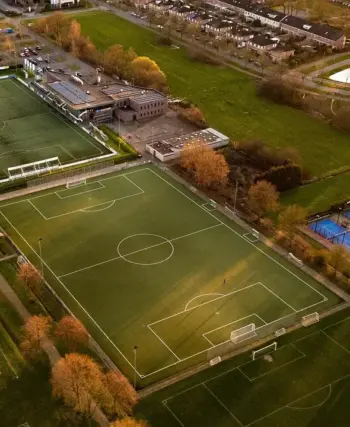 Vrid på resultattavlen: Målrige afklapsninger, sene udlignere og en udvisning i runde 25