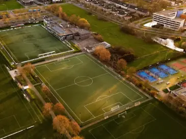 Vrid på resultattavlen: Målrige afklapsninger, sene udlignere og en udvisning i runde 25