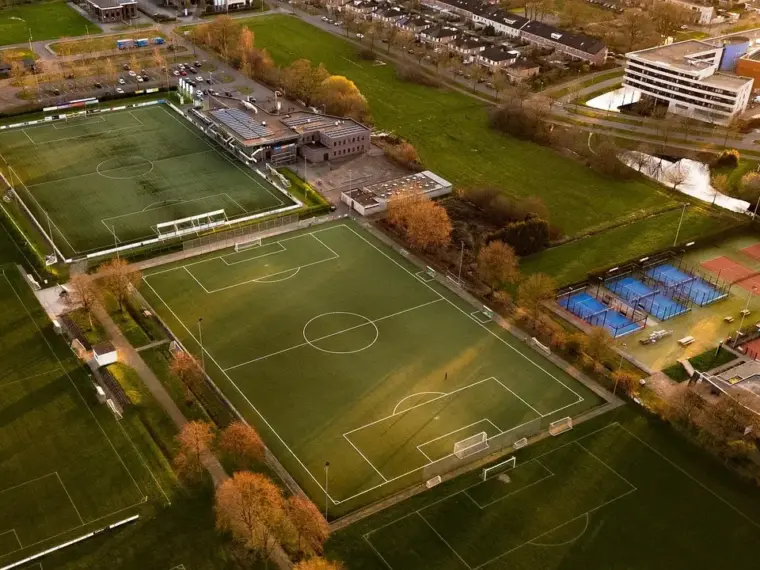 Vrid på resultattavlen: Målrige afklapsninger, sene udlignere og en udvisning i runde 25